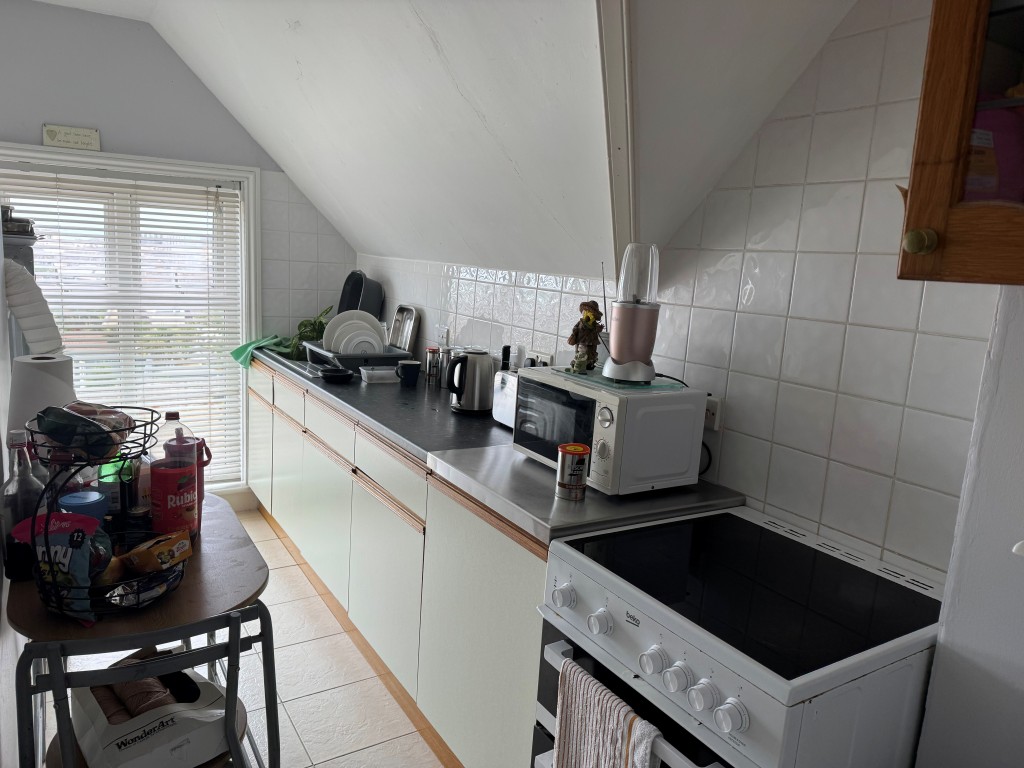 Lot: 87 - FREEHOLD DETACHED FORMER GUEST HOUSE ARRANGED AS FOUR FLATS ON GOOD SIZE PLOT WITH PARKING - Kitchen